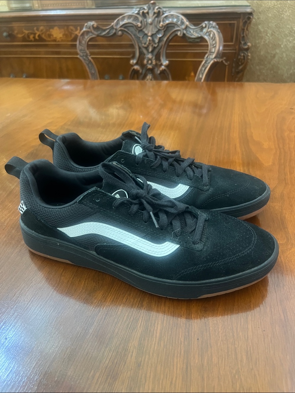 Men’s black and white vans size 10.5